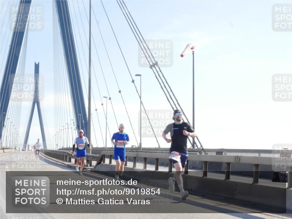03.10.2025 - Köhlbrandbrückenlauf Matties Gatica Varas http://msf.ph/oto/9019854 03.10.2025 12:20:12 Position 1  meine-sportfotos.de