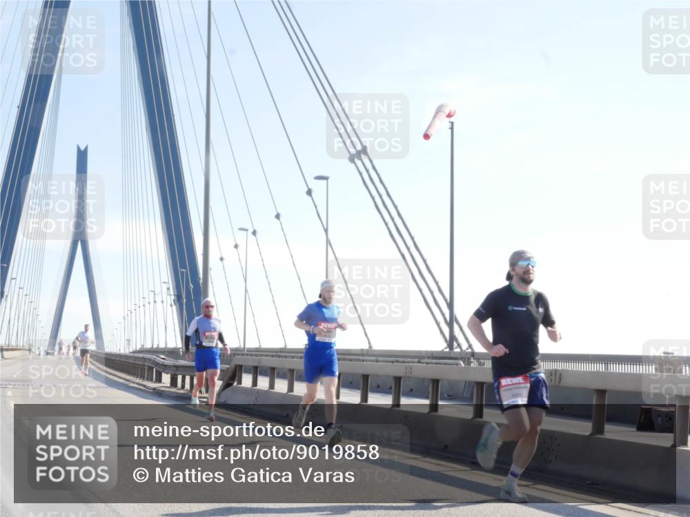 03.10.2025 - Köhlbrandbrückenlauf Matties Gatica Varas http://msf.ph/oto/9019858 03.10.2025 12:20:13 Position 1  meine-sportfotos.de