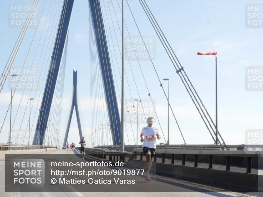 03.10.2025 - Köhlbrandbrückenlauf Matties Gatica Varas http://msf.ph/oto/9019877 03.10.2025 12:20:21 Position 1  meine-sportfotos.de