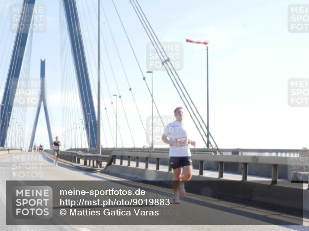03.10.2025 - Köhlbrandbrückenlauf Matties Gatica Varas http://msf.ph/oto/9019883 03.10.2025 12:20:22 Position 1  meine-sportfotos.de