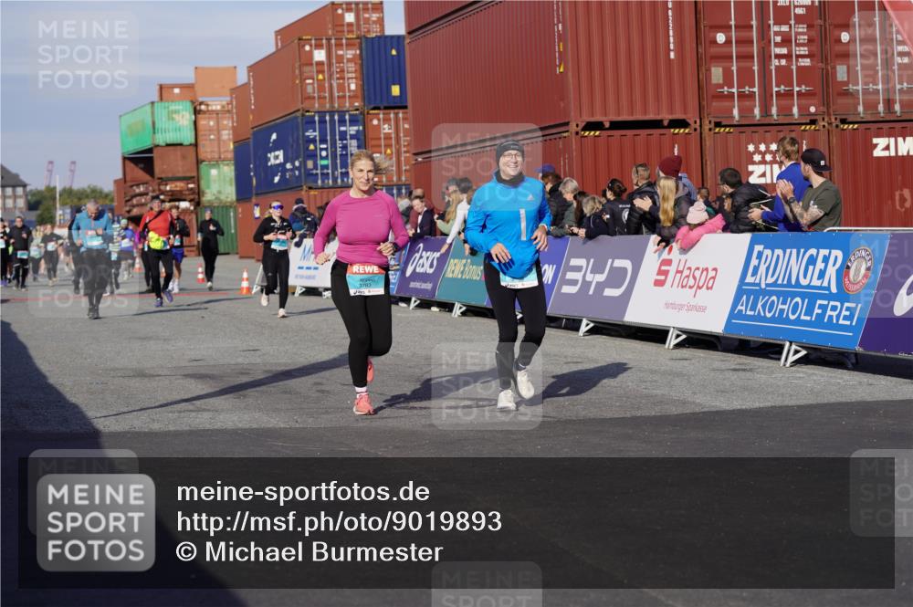 03.10.2025 - Köhlbrandbrückenlauf Michael Burmester http://msf.ph/oto/9019893 03.10.2025 10:20:38 Ziel 1664, 1971, 2023, 2817, 3030, 3562, 3636, 3783 meine-sportfotos.de