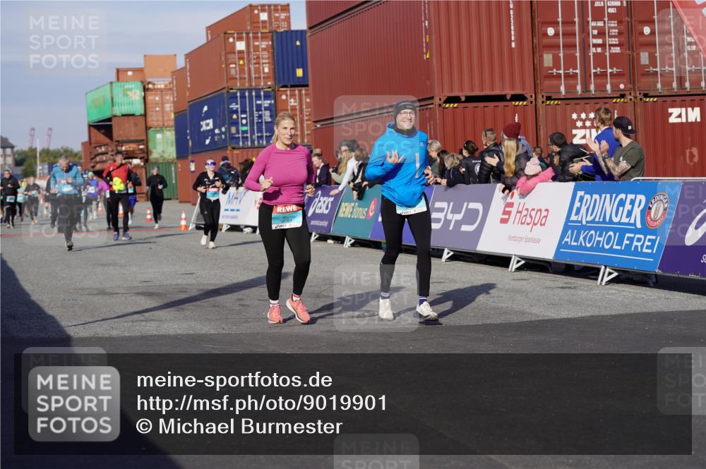 03.10.2025 - Köhlbrandbrückenlauf Michael Burmester http://msf.ph/oto/9019901 03.10.2025 10:20:38 Ziel 1664, 1971, 2023, 2817, 3030, 3562, 3636, 3783 meine-sportfotos.de
