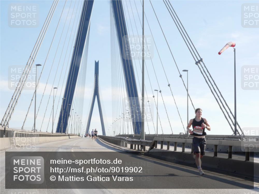 03.10.2025 - Köhlbrandbrückenlauf Matties Gatica Varas http://msf.ph/oto/9019902 03.10.2025 12:20:27 Position 1  meine-sportfotos.de