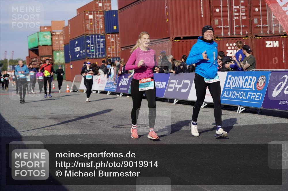 03.10.2025 - Köhlbrandbrückenlauf Michael Burmester http://msf.ph/oto/9019914 03.10.2025 10:20:39 Ziel 1664, 1971, 2023, 2817, 3030, 3562, 3636, 3783 meine-sportfotos.de