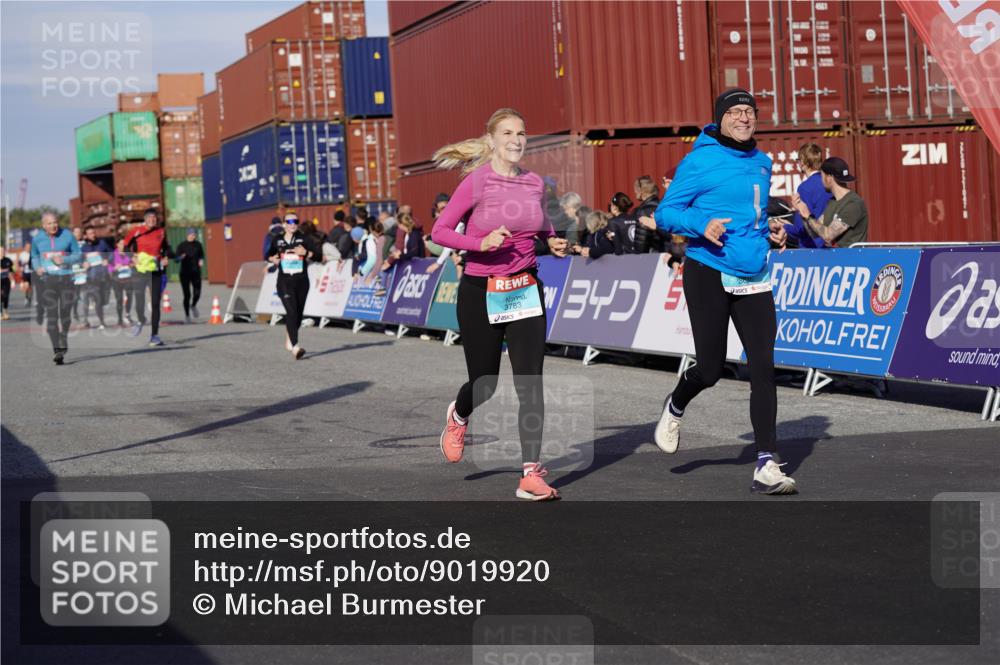 03.10.2025 - Köhlbrandbrückenlauf Michael Burmester http://msf.ph/oto/9019920 03.10.2025 10:20:39 Ziel 1664, 1971, 2023, 2817, 3030, 3562, 3636, 3783 meine-sportfotos.de