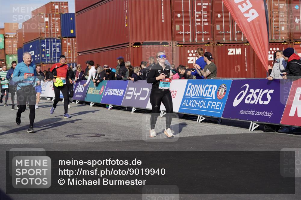 03.10.2025 - Köhlbrandbrückenlauf Michael Burmester http://msf.ph/oto/9019940 03.10.2025 10:20:43 Ziel 1561, 1562, 1618, 1971, 2012, 2033, 2082, 2817, 3030, 3148, 3617, 3636, 3783 meine-sportfotos.de