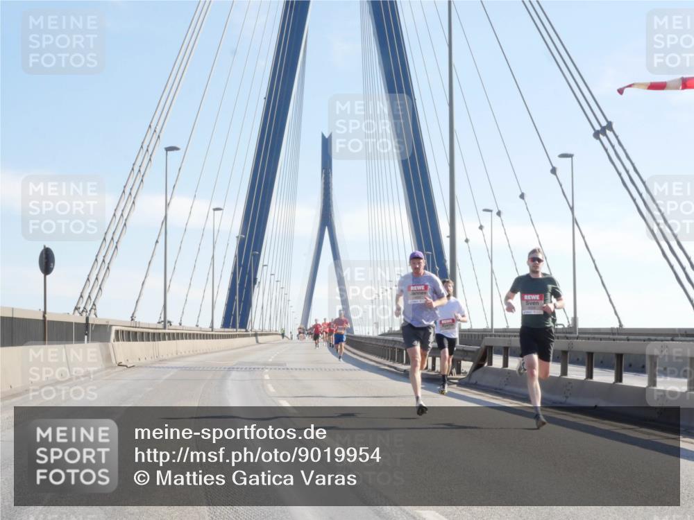 03.10.2025 - Köhlbrandbrückenlauf Matties Gatica Varas http://msf.ph/oto/9019954 03.10.2025 12:20:42 Position 1  meine-sportfotos.de