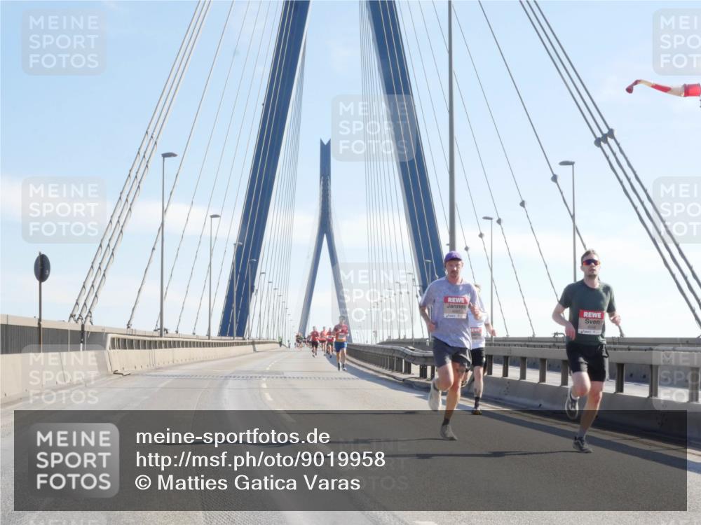 03.10.2025 - Köhlbrandbrückenlauf Matties Gatica Varas http://msf.ph/oto/9019958 03.10.2025 12:20:42 Position 1  meine-sportfotos.de