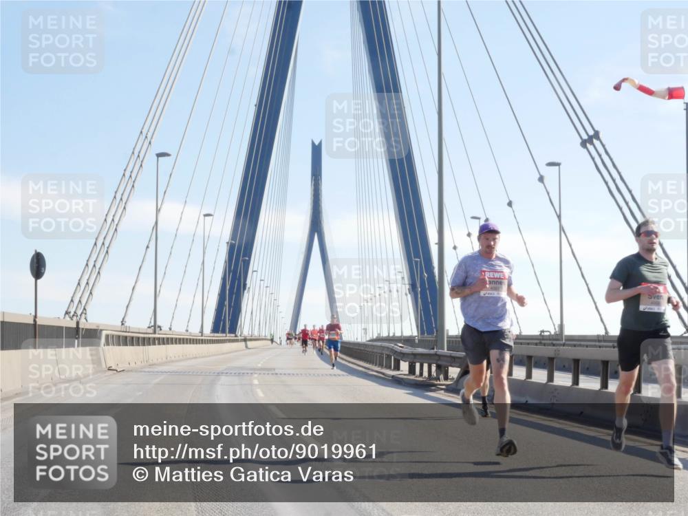 03.10.2025 - Köhlbrandbrückenlauf Matties Gatica Varas http://msf.ph/oto/9019961 03.10.2025 12:20:43 Position 1  meine-sportfotos.de