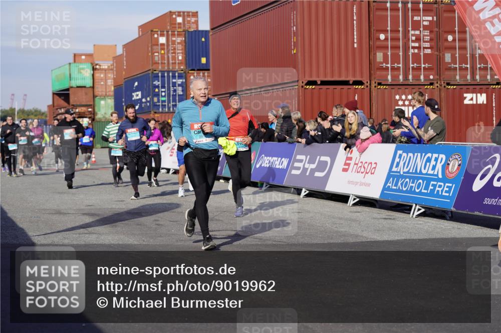 03.10.2025 - Köhlbrandbrückenlauf Michael Burmester http://msf.ph/oto/9019962 03.10.2025 10:20:44 Ziel 1561, 1562, 1618, 1971, 2012, 2033, 2082, 2128, 2817, 3030, 3148, 3617, 3636, 3755, 3757, 3758, 3783 meine-sportfotos.de