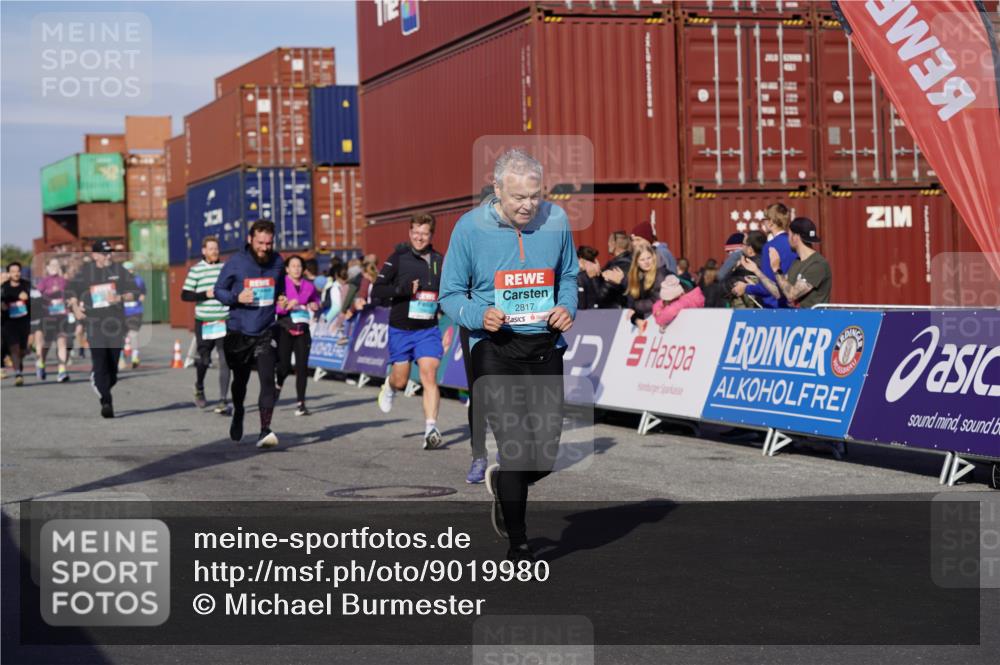 03.10.2025 - Köhlbrandbrückenlauf Michael Burmester http://msf.ph/oto/9019980 03.10.2025 10:20:45 Ziel 1561, 1562, 1618, 1971, 2012, 2033, 2082, 2128, 2142, 2817, 3030, 3148, 3617, 3755, 3757, 3758 meine-sportfotos.de