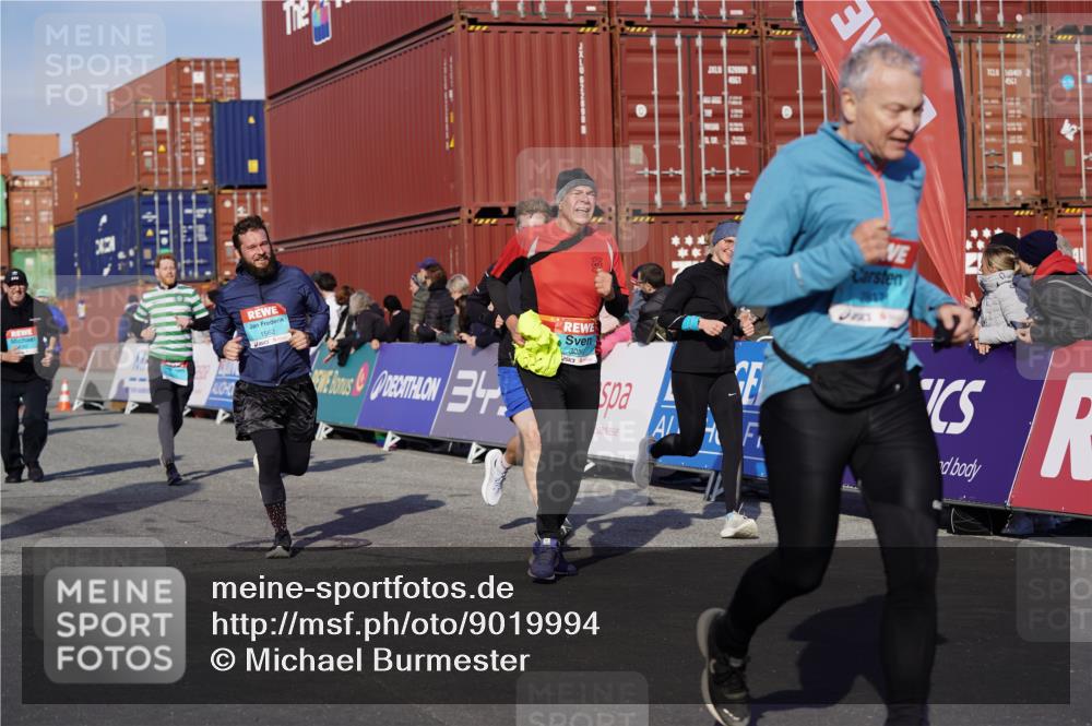 03.10.2025 - Köhlbrandbrückenlauf Michael Burmester http://msf.ph/oto/9019994 03.10.2025 10:20:46 Ziel 1561, 1562, 1607, 1618, 1706, 1971, 2012, 2033, 2082, 2128, 2142, 2817, 3030, 3148, 3617, 3755, 3757, 3758 meine-sportfotos.de