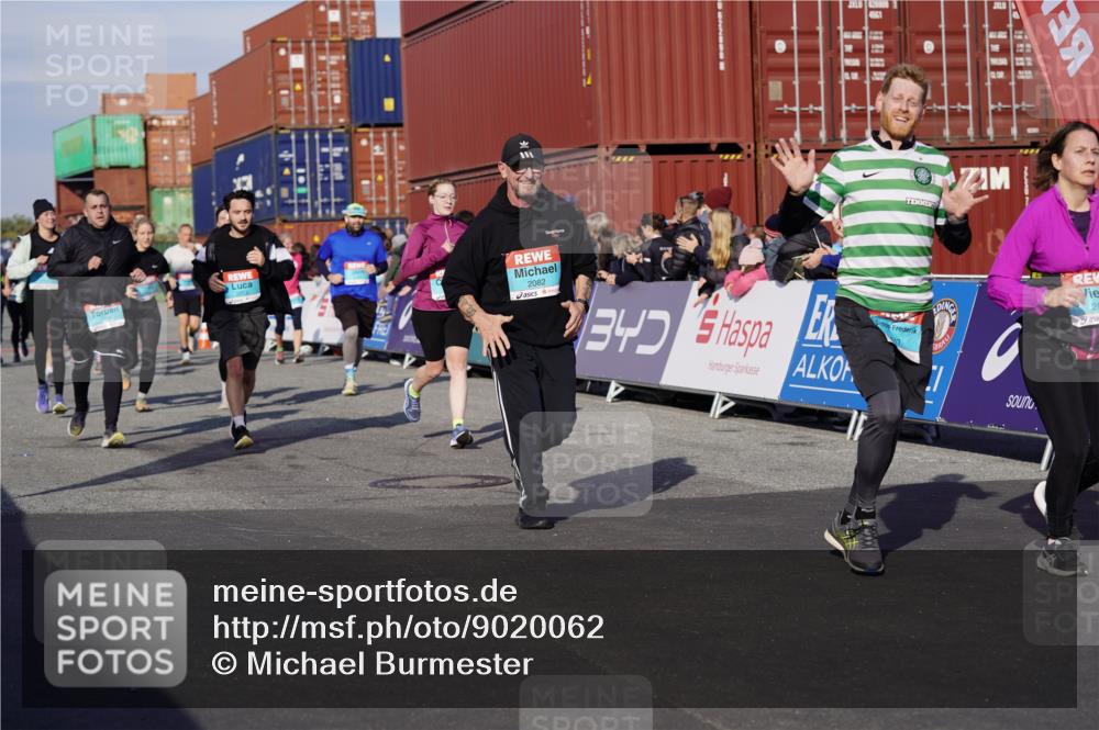 03.10.2025 - Köhlbrandbrückenlauf Michael Burmester http://msf.ph/oto/9020062 03.10.2025 10:20:49 Ziel 1463, 1561, 1562, 1607, 1609, 1618, 1706, 1965, 2012, 2033, 2082, 2128, 2142, 2416, 2512, 2943, 2969, 2977, 2978, 3030, 3148, 3215, 3617, 3755, 3757, 3758 meine-sportfotos.de