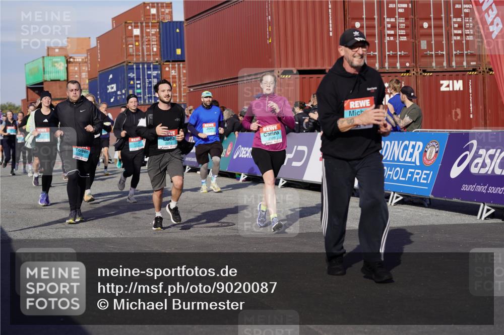 03.10.2025 - Köhlbrandbrückenlauf Michael Burmester http://msf.ph/oto/9020087 03.10.2025 10:20:50 Ziel 1463, 1561, 1562, 1607, 1609, 1618, 1706, 1965, 2012, 2033, 2082, 2128, 2142, 2416, 2512, 2943, 2969, 2977, 2978, 3148, 3215, 3617, 3755, 3757, 3758 meine-sportfotos.de