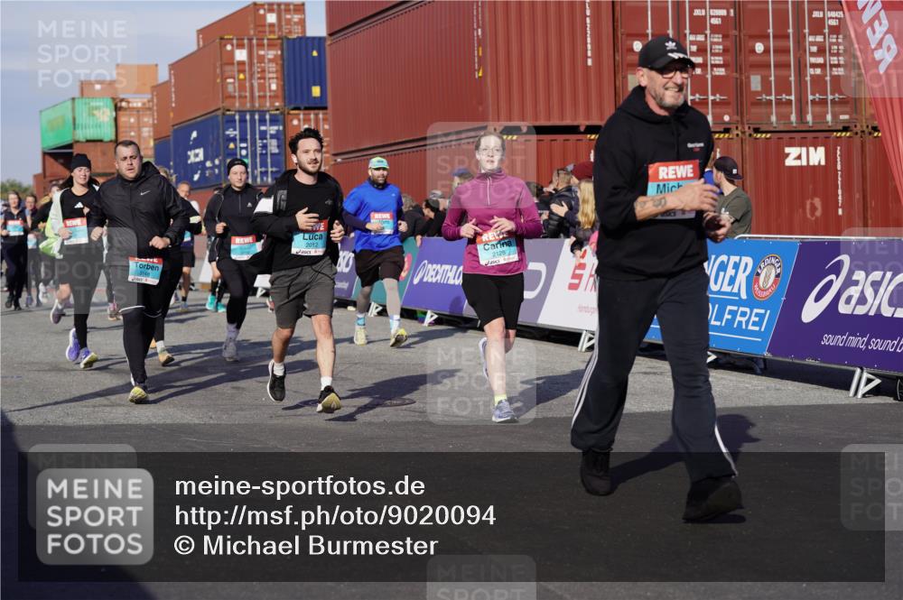 03.10.2025 - Köhlbrandbrückenlauf Michael Burmester http://msf.ph/oto/9020094 03.10.2025 10:20:50 Ziel 1463, 1561, 1562, 1607, 1609, 1618, 1706, 1965, 2012, 2033, 2082, 2128, 2142, 2416, 2512, 2943, 2969, 2977, 2978, 3148, 3215, 3617, 3755, 3757, 3758 meine-sportfotos.de