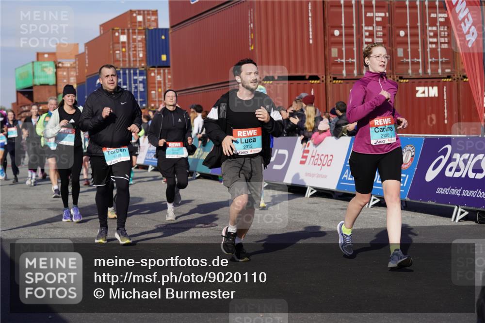 03.10.2025 - Köhlbrandbrückenlauf Michael Burmester http://msf.ph/oto/9020110 03.10.2025 10:20:51 Ziel 1463, 1561, 1562, 1607, 1609, 1618, 1706, 1846, 1965, 2012, 2033, 2082, 2128, 2142, 2362, 2416, 2512, 2943, 2969, 2977, 2978, 3148, 3215, 3617, 3755, 3757, 3758 meine-sportfotos.de