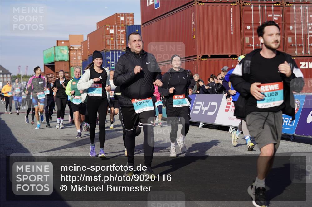 03.10.2025 - Köhlbrandbrückenlauf Michael Burmester http://msf.ph/oto/9020116 03.10.2025 10:20:52 Ziel 1463, 1561, 1562, 1607, 1609, 1618, 1667, 1706, 1846, 1965, 2012, 2033, 2082, 2128, 2142, 2362, 2416, 2512, 2720, 2721, 2943, 2969, 2977, 2978, 3148, 3215, 3306, 3408, 3617, 3755, 3757, 3758, 3772 meine-sportfotos.de