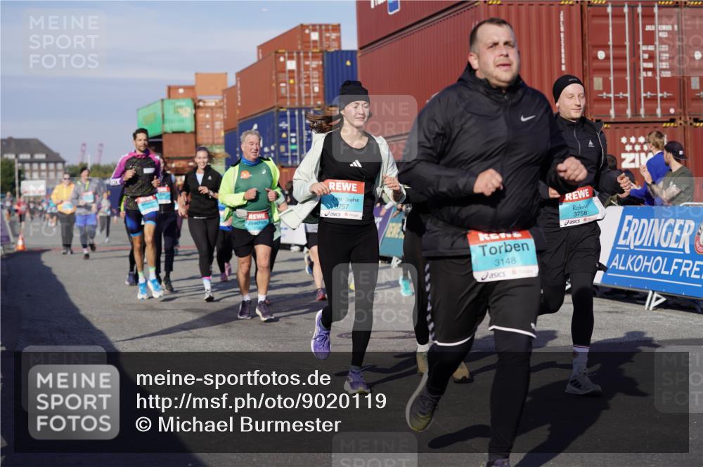 03.10.2025 - Köhlbrandbrückenlauf Michael Burmester http://msf.ph/oto/9020119 03.10.2025 10:20:52 Ziel 1463, 1561, 1562, 1607, 1609, 1618, 1667, 1706, 1846, 1965, 2012, 2033, 2082, 2128, 2142, 2362, 2416, 2512, 2720, 2721, 2943, 2969, 2977, 2978, 3148, 3215, 3306, 3408, 3617, 3755, 3757, 3758, 3772 meine-sportfotos.de