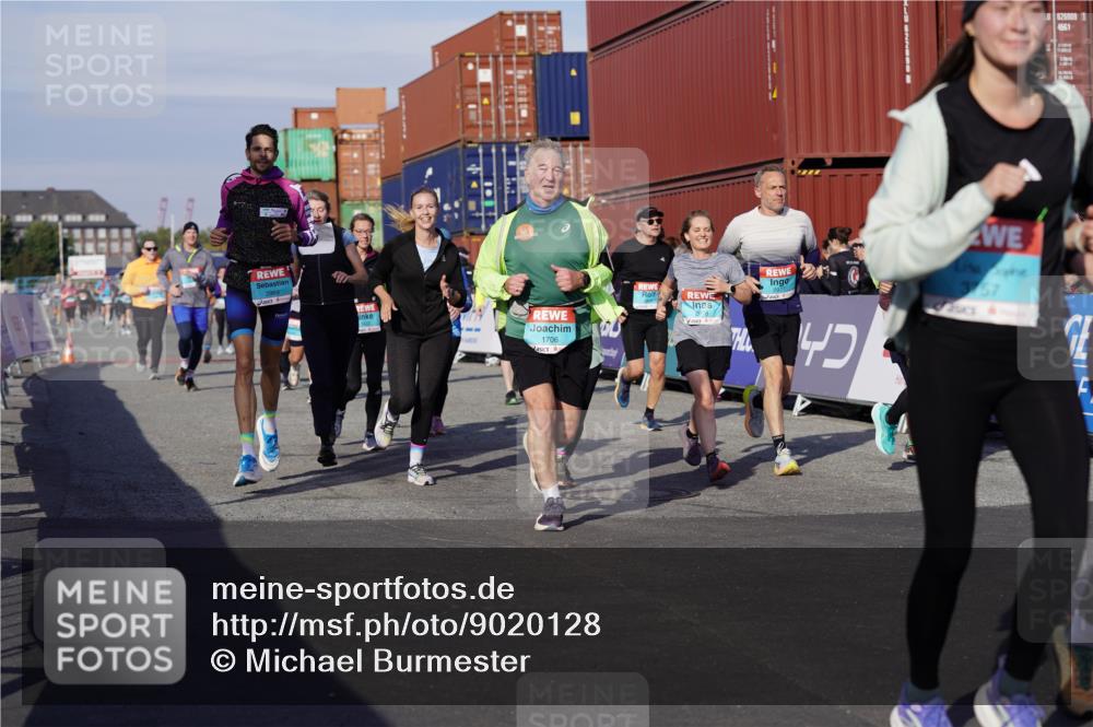 03.10.2025 - Köhlbrandbrückenlauf Michael Burmester http://msf.ph/oto/9020128 03.10.2025 10:20:54 Ziel 1463, 1607, 1609, 1667, 1706, 1846, 1965, 2012, 2076, 2128, 2142, 2362, 2416, 2512, 2720, 2721, 2943, 2969, 2977, 2978, 3148, 3215, 3306, 3408, 3755, 3757, 3758, 3772 meine-sportfotos.de
