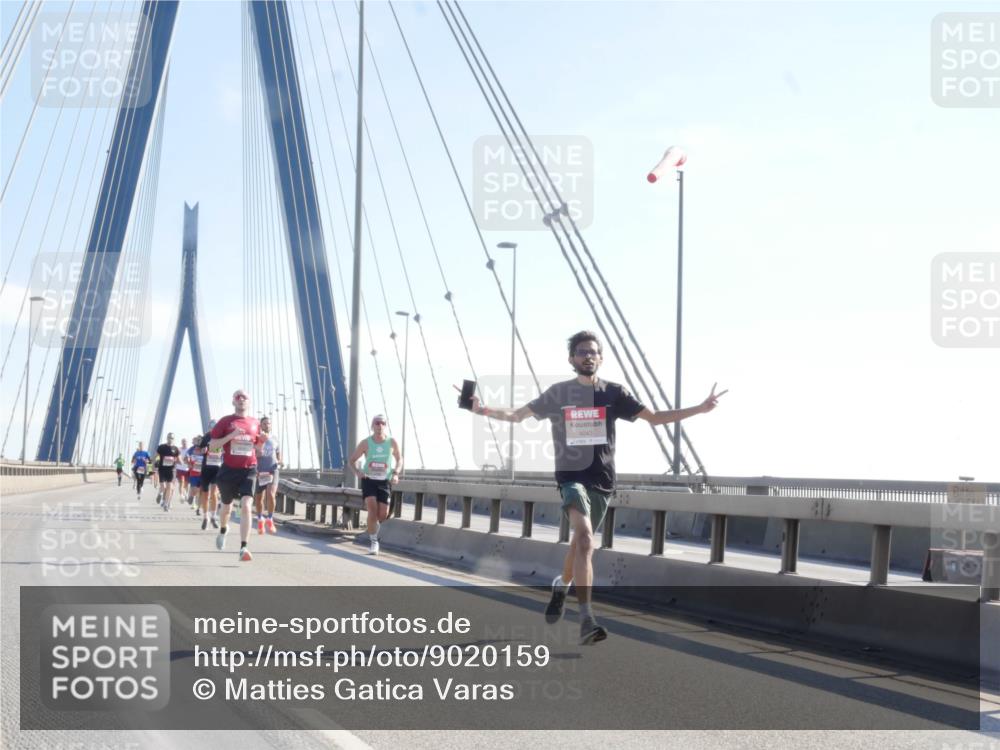 03.10.2025 - Köhlbrandbrückenlauf Matties Gatica Varas http://msf.ph/oto/9020159 03.10.2025 12:21:23 Position 1  meine-sportfotos.de