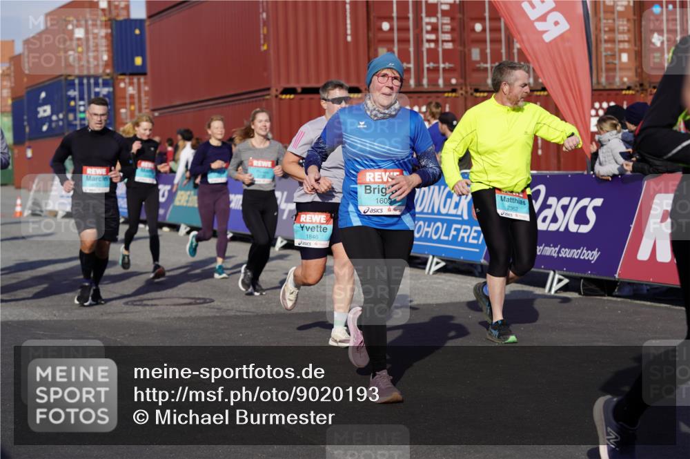 03.10.2025 - Köhlbrandbrückenlauf Michael Burmester http://msf.ph/oto/9020193 03.10.2025 10:20:58 Ziel 1463, 1607, 1609, 1667, 1706, 1846, 1965, 2076, 2200, 2362, 2416, 2456, 2512, 2720, 2721, 2943, 2969, 2977, 2978, 3215, 3306, 3408, 3772 meine-sportfotos.de