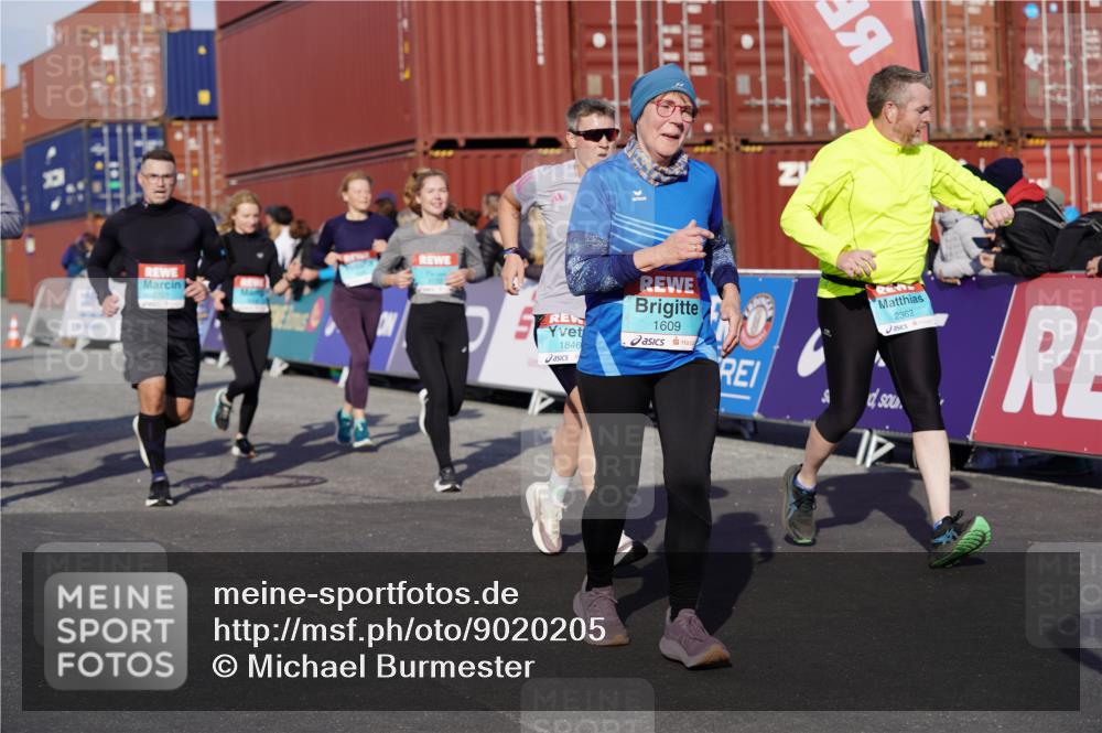 03.10.2025 - Köhlbrandbrückenlauf Michael Burmester http://msf.ph/oto/9020205 03.10.2025 10:20:58 Ziel 1463, 1607, 1609, 1667, 1706, 1846, 1965, 2076, 2200, 2362, 2416, 2456, 2512, 2720, 2721, 2943, 2969, 2977, 2978, 3215, 3306, 3408, 3772 meine-sportfotos.de