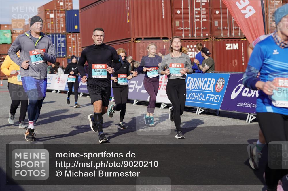 03.10.2025 - Köhlbrandbrückenlauf Michael Burmester http://msf.ph/oto/9020210 03.10.2025 10:20:58 Ziel 1463, 1607, 1609, 1667, 1706, 1846, 1965, 2076, 2200, 2362, 2416, 2456, 2512, 2720, 2721, 2943, 2969, 2977, 2978, 3215, 3306, 3408, 3772 meine-sportfotos.de