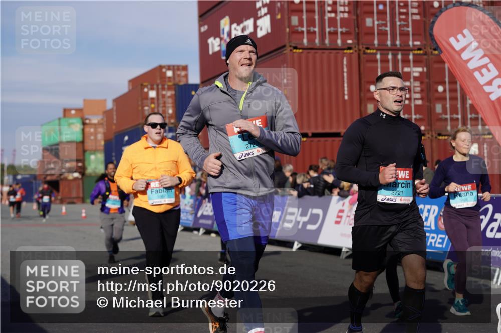 03.10.2025 - Köhlbrandbrückenlauf Michael Burmester http://msf.ph/oto/9020226 03.10.2025 10:20:59 Ziel 1463, 1609, 1667, 1846, 1965, 2076, 2200, 2362, 2416, 2456, 2512, 2720, 2721, 2943, 2969, 2977, 2978, 3215, 3306, 3408, 3772 meine-sportfotos.de