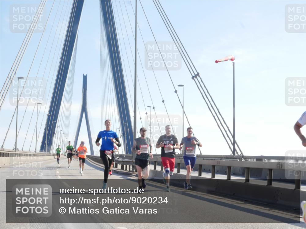 03.10.2025 - Köhlbrandbrückenlauf Matties Gatica Varas http://msf.ph/oto/9020234 03.10.2025 12:21:34 Position 1  meine-sportfotos.de