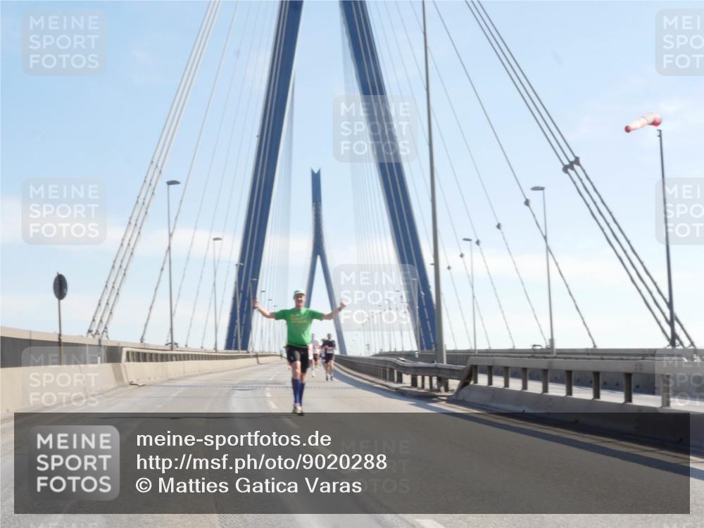 03.10.2025 - Köhlbrandbrückenlauf Matties Gatica Varas http://msf.ph/oto/9020288 03.10.2025 12:21:42 Position 1  meine-sportfotos.de