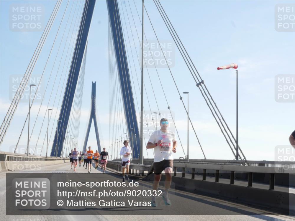 03.10.2025 - Köhlbrandbrückenlauf Matties Gatica Varas http://msf.ph/oto/9020332 03.10.2025 12:21:52 Position 1  meine-sportfotos.de