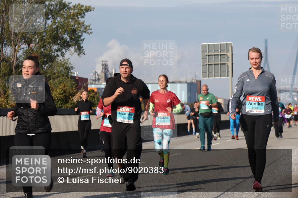 03.10.2025 - Köhlbrandbrückenlauf Luisa Fischer http://msf.ph/oto/9020383 03.10.2025 11:12:30 Position 3 2636, 2533, 2443 meine-sportfotos.de