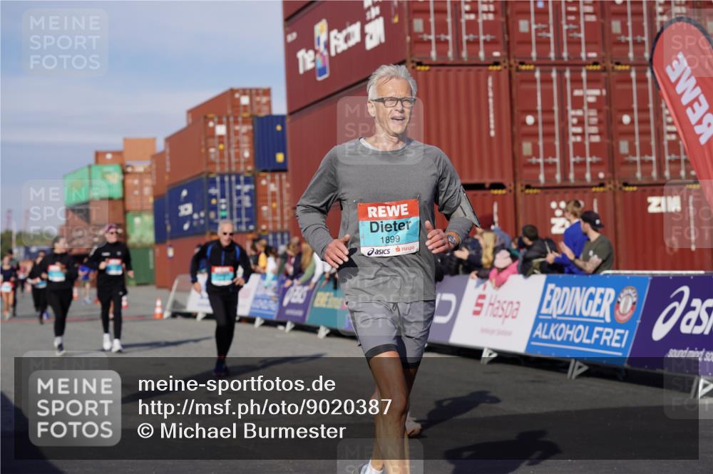 03.10.2025 - Köhlbrandbrückenlauf Michael Burmester http://msf.ph/oto/9020387 03.10.2025 10:21:16 Ziel 1757, 1899, 1992, 2068, 2119, 2154, 2350, 2369, 2616, 2897, 3116, 3839 meine-sportfotos.de