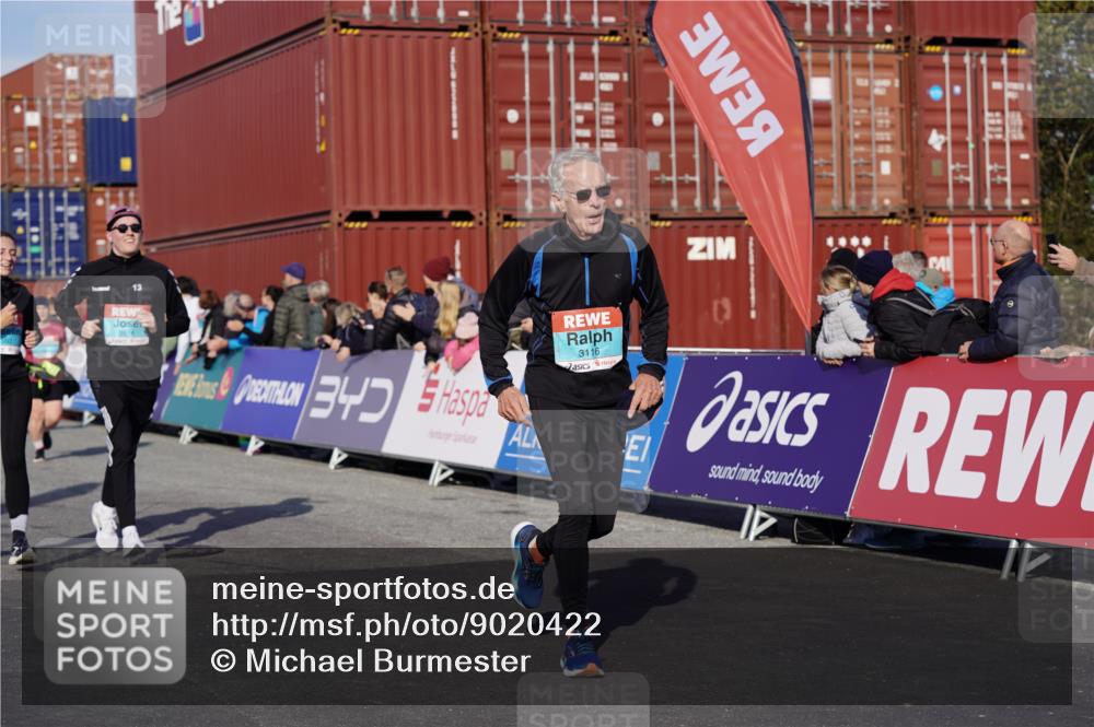 03.10.2025 - Köhlbrandbrückenlauf Michael Burmester http://msf.ph/oto/9020422 03.10.2025 10:21:19 Ziel 1252, 1899, 1992, 2053, 2068, 2137, 2154, 2210, 2616, 2622, 3116, 3259 meine-sportfotos.de