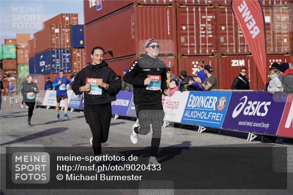 03.10.2025 - Köhlbrandbrückenlauf Michael Burmester http://msf.ph/oto/9020433 03.10.2025 10:21:20 Ziel 1252, 1899, 1992, 2053, 2068, 2137, 2154, 2210, 2616, 2622, 3116, 3259 meine-sportfotos.de