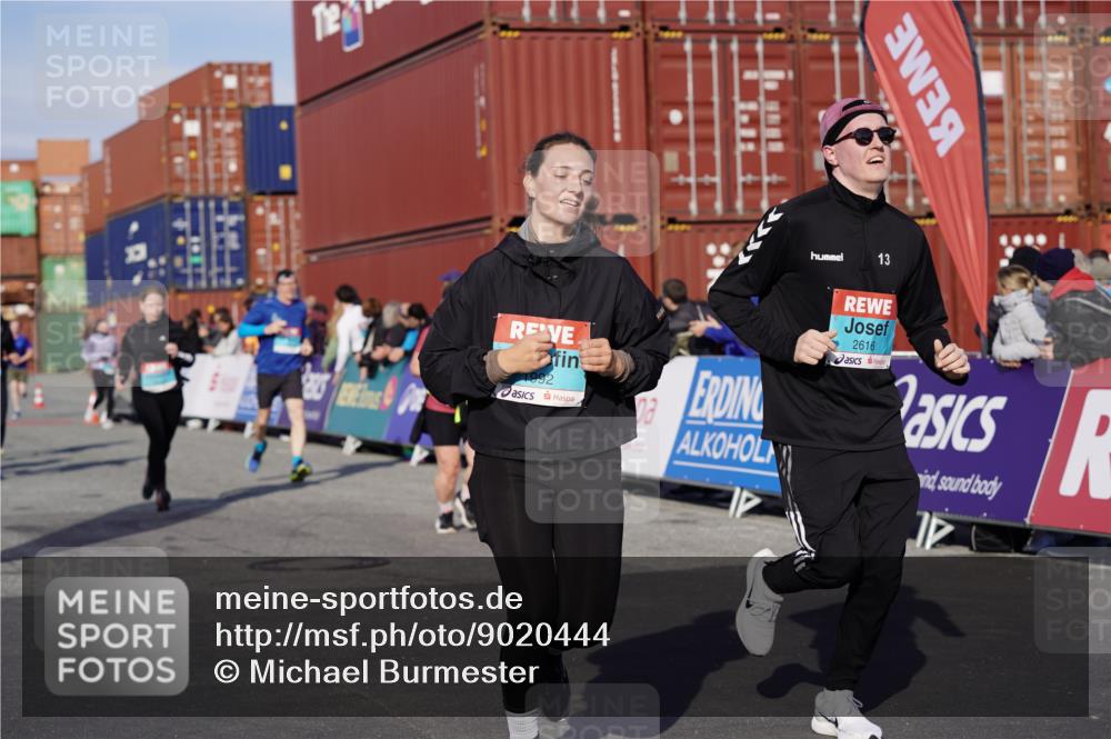 03.10.2025 - Köhlbrandbrückenlauf Michael Burmester http://msf.ph/oto/9020444 03.10.2025 10:21:21 Ziel 1252, 1483, 1992, 2053, 2137, 2154, 2210, 2616, 2622, 3116, 3259, 3535 meine-sportfotos.de