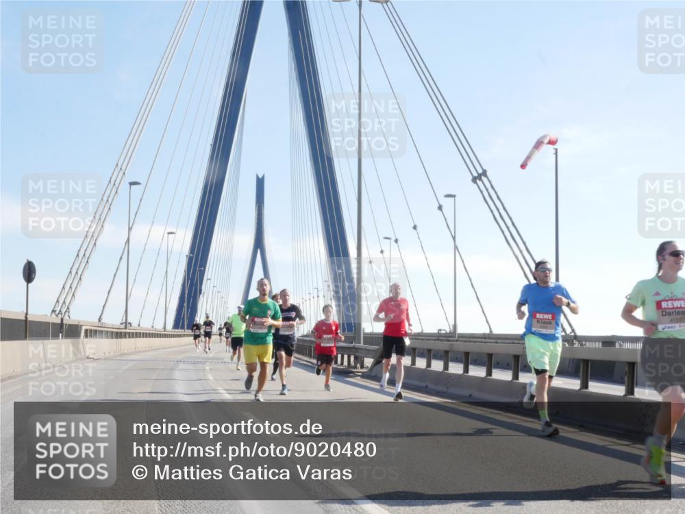 03.10.2025 - Köhlbrandbrückenlauf Matties Gatica Varas http://msf.ph/oto/9020480 03.10.2025 12:22:15 Position 1 4123 meine-sportfotos.de