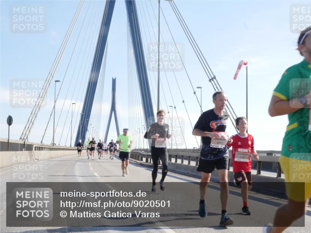 03.10.2025 - Köhlbrandbrückenlauf Matties Gatica Varas http://msf.ph/oto/9020501 03.10.2025 12:22:18 Position 1 6015 meine-sportfotos.de