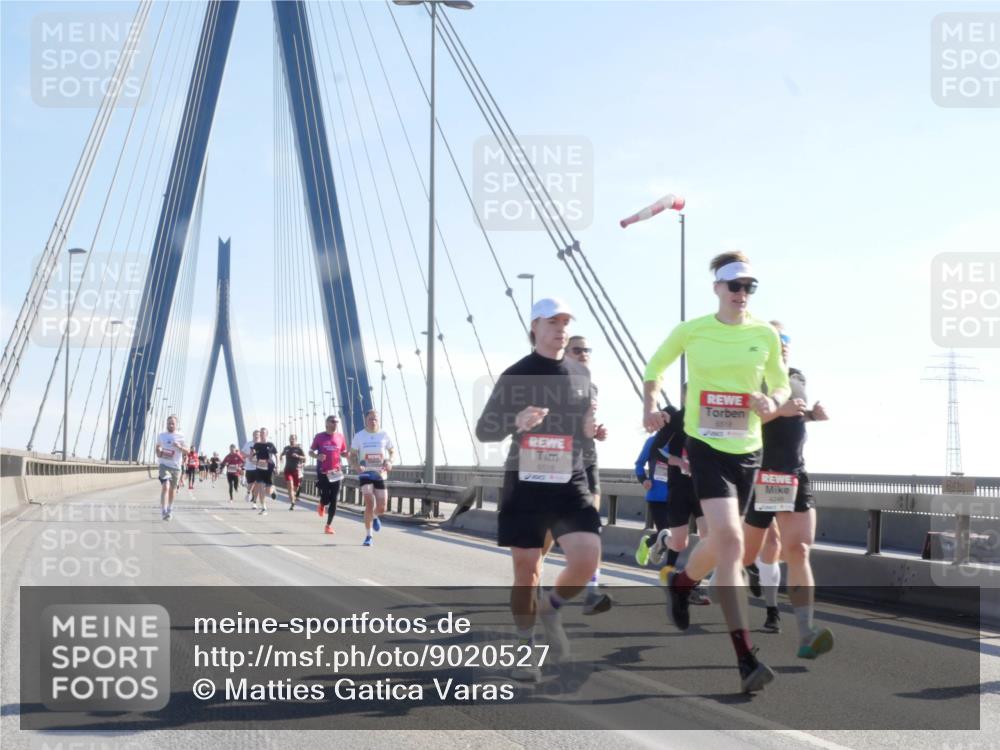 03.10.2025 - Köhlbrandbrückenlauf Matties Gatica Varas http://msf.ph/oto/9020527 03.10.2025 12:22:27 Position 1 8518 meine-sportfotos.de