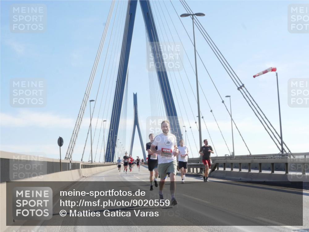 03.10.2025 - Köhlbrandbrückenlauf Matties Gatica Varas http://msf.ph/oto/9020559 03.10.2025 12:22:32 Position 1  meine-sportfotos.de