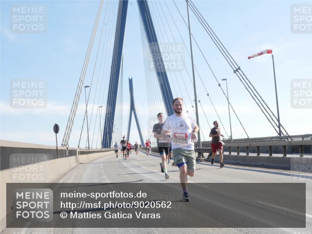 03.10.2025 - Köhlbrandbrückenlauf Matties Gatica Varas http://msf.ph/oto/9020562 03.10.2025 12:22:32 Position 1 5699 meine-sportfotos.de