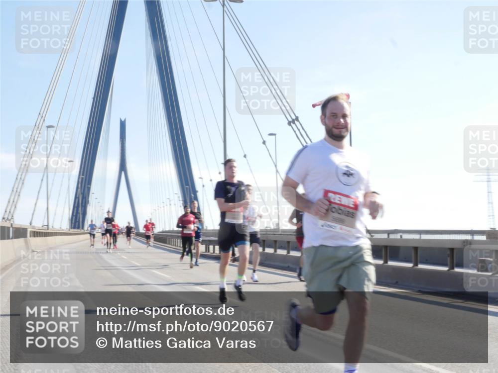 03.10.2025 - Köhlbrandbrückenlauf Matties Gatica Varas http://msf.ph/oto/9020567 03.10.2025 12:22:33 Position 1  meine-sportfotos.de