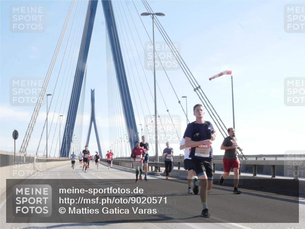 03.10.2025 - Köhlbrandbrückenlauf Matties Gatica Varas http://msf.ph/oto/9020571 03.10.2025 12:22:34 Position 1  meine-sportfotos.de