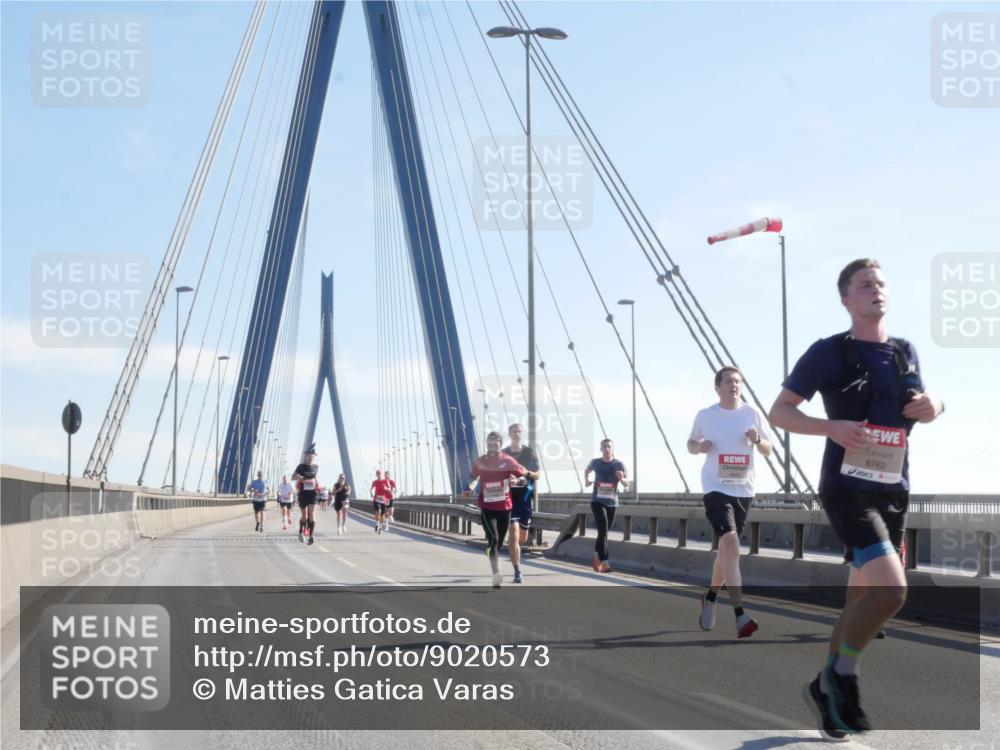 03.10.2025 - Köhlbrandbrückenlauf Matties Gatica Varas http://msf.ph/oto/9020573 03.10.2025 12:22:34 Position 1 6762 meine-sportfotos.de