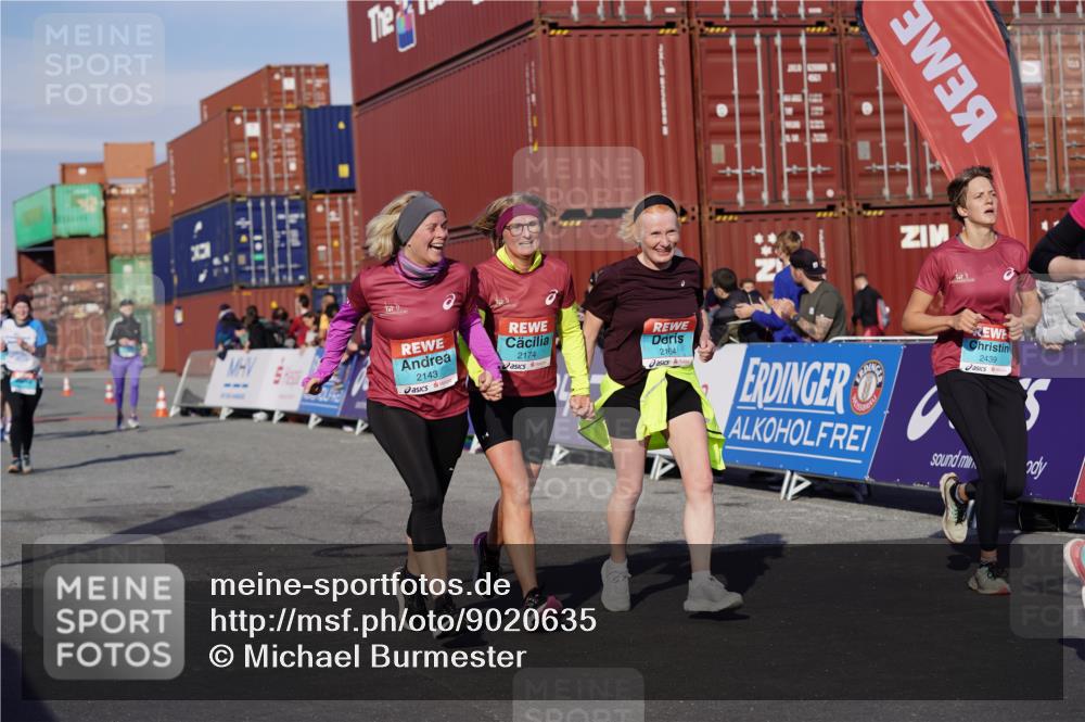 03.10.2025 - Köhlbrandbrückenlauf Michael Burmester http://msf.ph/oto/9020635 03.10.2025 10:21:35 Ziel 2016, 2097, 2143, 2164, 2174, 2194, 2255, 2309, 2439, 2524, 3536, 3537, 3538 meine-sportfotos.de