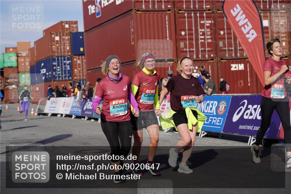 03.10.2025 - Köhlbrandbrückenlauf Michael Burmester http://msf.ph/oto/9020647 03.10.2025 10:21:35 Ziel 2016, 2097, 2143, 2164, 2174, 2194, 2255, 2309, 2439, 2524, 3536, 3537, 3538 meine-sportfotos.de