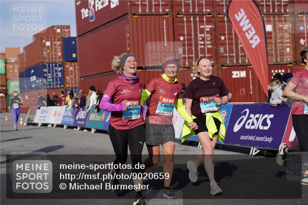 03.10.2025 - Köhlbrandbrückenlauf Michael Burmester http://msf.ph/oto/9020659 03.10.2025 10:21:35 Ziel 2016, 2097, 2143, 2164, 2174, 2194, 2255, 2309, 2439, 2524, 3536, 3537, 3538 meine-sportfotos.de