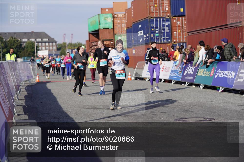 03.10.2025 - Köhlbrandbrückenlauf Michael Burmester http://msf.ph/oto/9020666 03.10.2025 10:21:37 Ziel 2016, 2097, 2143, 2164, 2174, 2194, 2235, 2255, 2309, 2439, 2524, 3537, 3538 meine-sportfotos.de