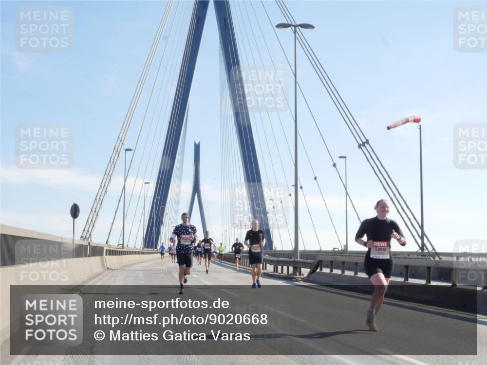 03.10.2025 - Köhlbrandbrückenlauf Matties Gatica Varas http://msf.ph/oto/9020668 03.10.2025 12:22:49 Position 1 4111 meine-sportfotos.de