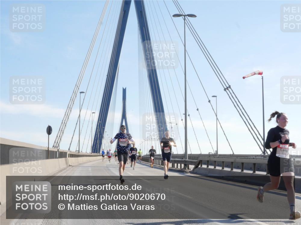 03.10.2025 - Köhlbrandbrückenlauf Matties Gatica Varas http://msf.ph/oto/9020670 03.10.2025 12:22:49 Position 1 4111 meine-sportfotos.de